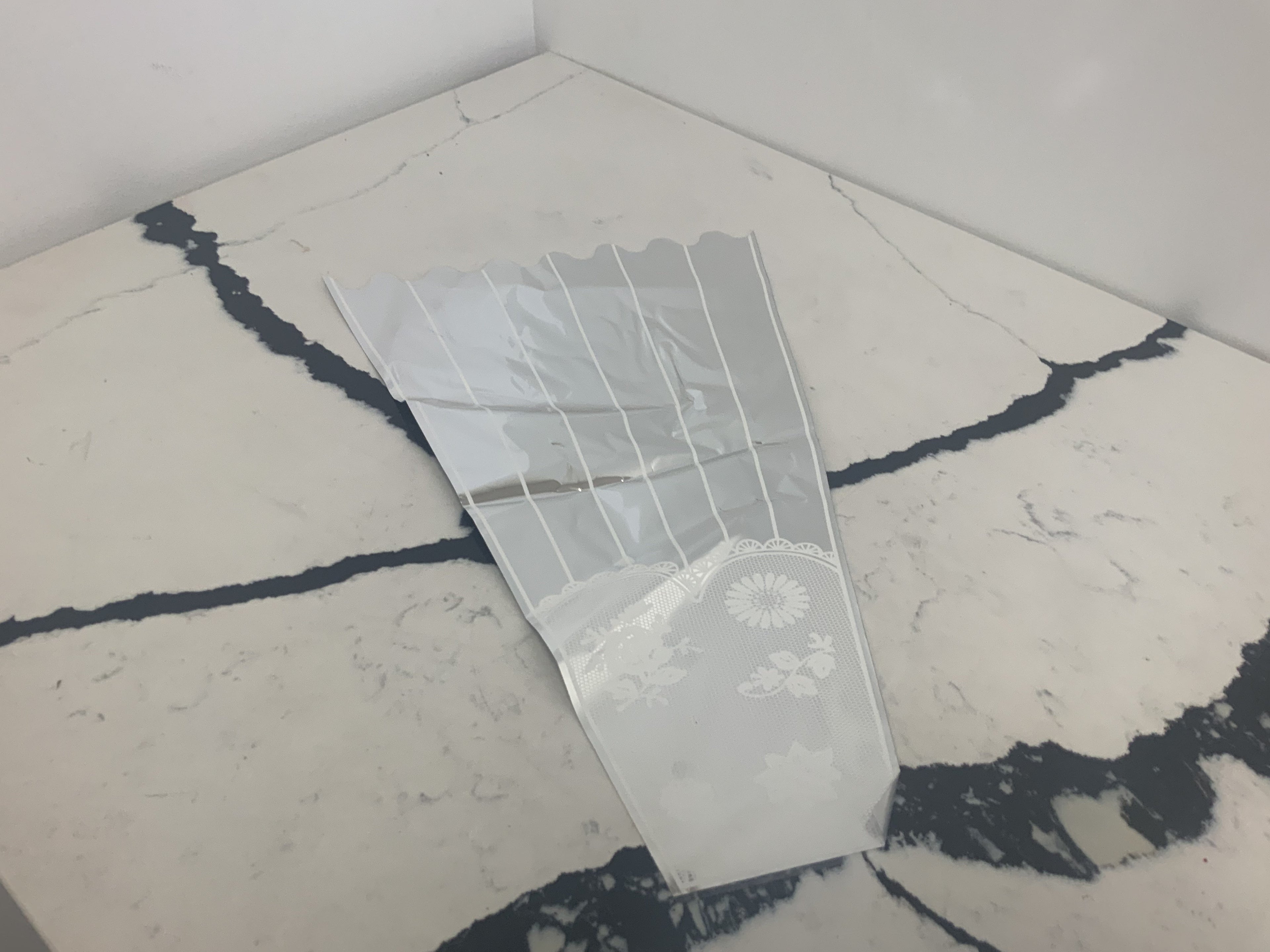 Strip and lace decor sleeves