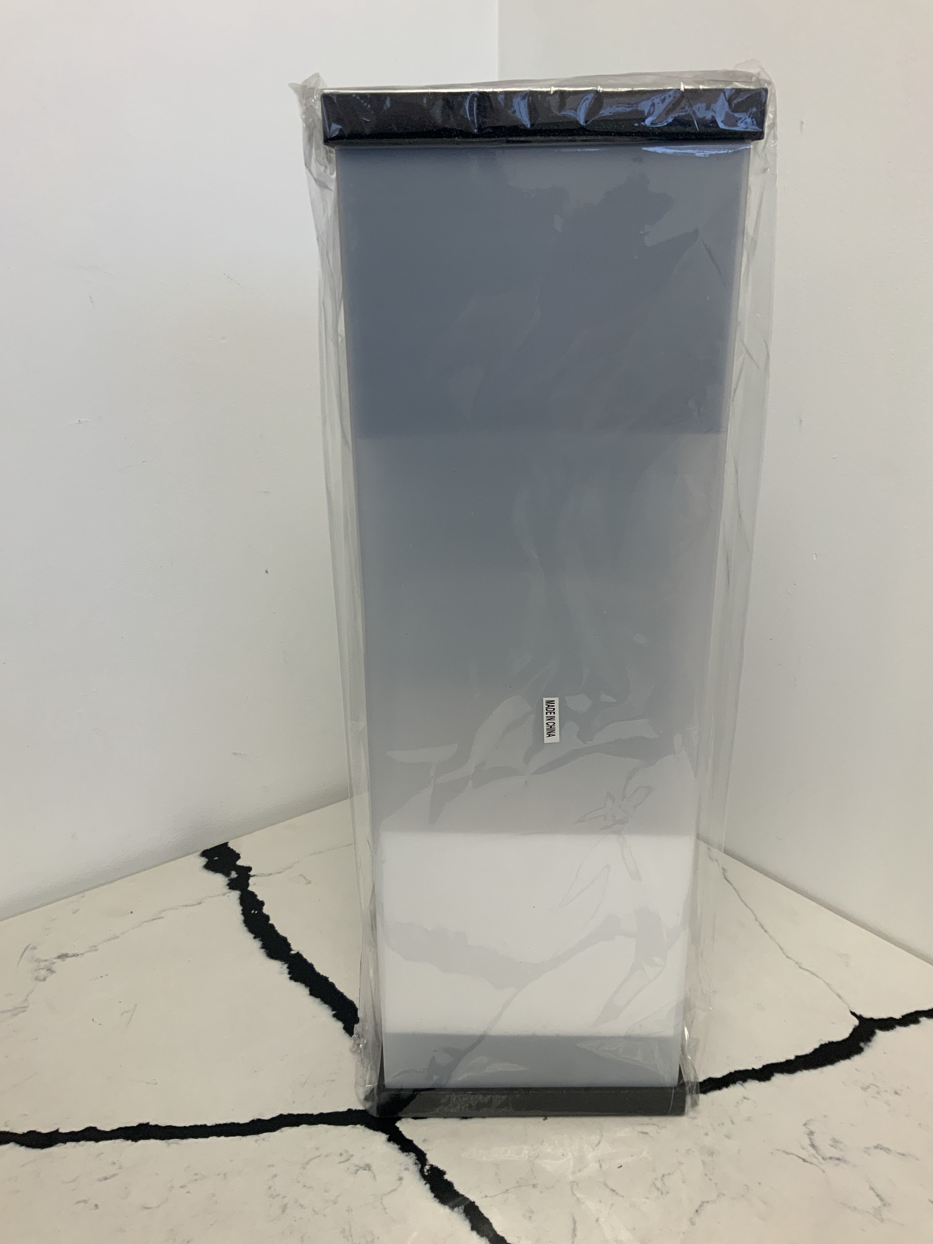 1 dozen roses black rectangular box